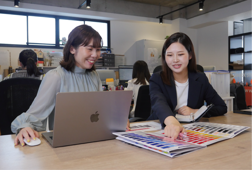 受講生がカラーサンプルを見ながら打ち合わせをしている様子