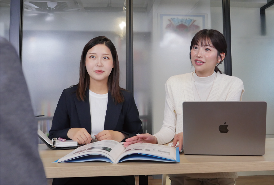 受講生が資料を見ながら打ち合わせをしている様子